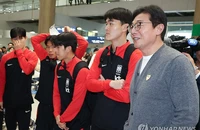 HLV Hwang Sun-hong không còn ‘vừa xay lúa vừa bồng em’