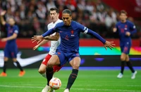 HLV Ronald Koeman mong sát thủ Robert Lewandowski ra sân