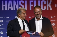 HLV Hansi Flick và chủ tịch Laporta của Barcelona “làm mát lòng” nhau