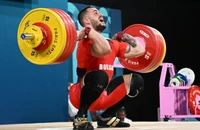 Bị tường đè, trở lại phá 3 kỷ lục Olympic Paris 2024