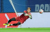 Điều tra ngay thủ môn Vireak Dara nghi “làm độ” trận Campuchia thua Singapore 1-2