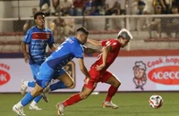 Hoà hú hồn Philippines, HLV Kim Sang-sik chơi trò ú tim...
