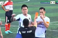 Cựu tuyển thủ Lê Sỹ Mạnh hung hăng đánh trọng tài ở giải phong trào