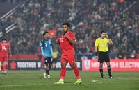 Vào chung kết AFF Cup 2024, Nguyễn Xuân Son hay quá nên bị kéo đến rách áo