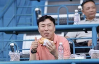 HLV Ha Hyeok-jun sang Bình Dương “gặm” bánh mì, xem “giò cẳng" tuyển Việt Nam