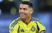Tiền đạo Ronaldo lại cho Messi “ngửi khói” về thu nhập