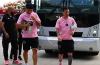 Clip Messi ký hợp đồng mới giữa công trường đang xây dựng