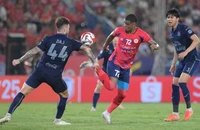 HLV Mano Polking đến Thái Lan nhưng đối thủ cũ đã đi rồi