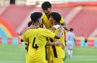 Đánh bại U-22 Lào, Malaysia “đè” U-22 Việt Nam xuống nhì bảng
