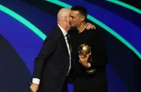 Chủ tịch FIFA gặp sự cố nghiêm trọng ở lễ bốc thăm World Cup 2026