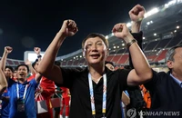 Báo chí Hàn Quốc ca ngợi HLV Kim Sang-sik 1 năm giành ba ngôi vô địch Đông Nam Á