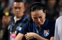 Madam Pang nhìn sang U-23 Việt Nam rồi xin lỗi fans Thái