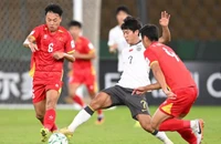 HLV Kim Sang-sik gặp phải “cạ cứng” và thua