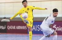 Tuyển Futsal Malaysia ra biển là... đen như “lọ nồi”