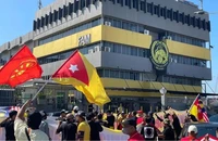 Fan Malaysia kéo đến trụ sở FAM phản ứng mạnh vụ 7 cầu thủ nhập tịch 'lậu' 
