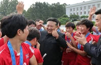 Ông Kim Jong-un chào đón đội nữ Triều Tiên trở về