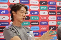 Lời “ruột gan” của HLV Hong Myong-bo trong thế chờ đợi vô vọng