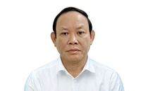 Món quà đặc biệt trong túi xách màu trắng gửi tặng cựu Chủ tịch NXB Giáo dục