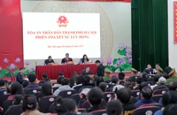 Hình ảnh nhóm đối tượng đấu giá đất 30 tỉ đồng/m2 tại phiên tòa lưu động