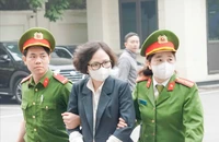 2 em gái ông Trịnh Văn Quyết được dẫn giải tới phiên tòa phúc thẩm 