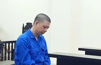 Cựu nhân viên bưu điện dùng chiêu tẩy xóa, sửa chữa sổ tiết kiệm để lừa tiền 