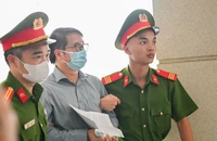 Hình ảnh dẫn giải cựu Phó Chủ nhiệm Văn phòng Quốc hội Phạm Thái Hà đến phiên tòa