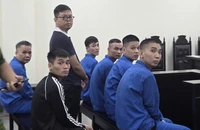 Bị lấy mất tiền tỉ, nam thanh niên bắt giữ người và cướp tài sản