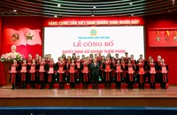 Chánh án Nguyễn Văn Quảng trao Quyết định của Chủ tịch nước bổ nhiệm thẩm phán