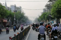 Đường sá TP.HCM tấp nập dù vẫn còn hạn giãn cách xã hội
