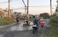 Sửa chữa ngay đường vào cầu 15B quận 7