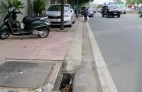 Hàng loạt miệng cống thiếu nắp bẫy người đi đường