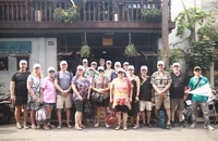Đoàn khách Úc hào hứng tham quan tour Biệt động Sài Gòn