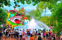Tết đến, khách du lịch check-in 'Vương quốc rồng' gần 30 năm tuổi ở Sài Gòn
