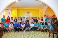 Khách du lịch thích thú trải nghiệm tour Biệt động Sài Gòn