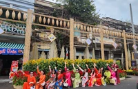 Rực rỡ sắc xuân tại chợ Hoa Xuân 'Trên bến, dưới thuyền'