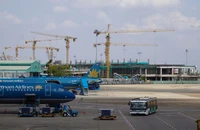 Làm gì để 'hạ nhiệt' giá vé máy bay lên giá tour du lịch?