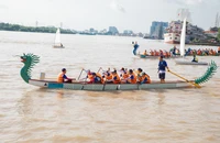 Thỏa thích đua mô tô nước, chèo Sup, bay dù lượn tại TP.HCM