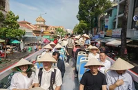 Trải nghiệm 20km Sài Gòn - Chợ Lớn bằng xe buýt 2 tầng