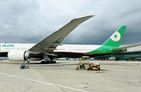 Máy bay bị móp vì đâm trúng... cột đèn tại sân bay Tân Sơn Nhất