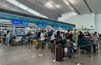 Người dân TP.HCM nghỉ lễ sớm, sân bay Tân Sơn Nhất, ga Sài Gòn nhộn nhịp