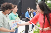 Người dân phấn khởi nhận cây xanh, bộ ủ rác tại Ngày hội Bình Phú Xanh 2025