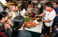 Du khách TP.HCM xếp hàng từ sáng sớm thưởng thức Ẩm thực cua Cà Mau 