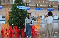 Hành khách thích thú check-in không gian Giáng sinh tại nhà ga T3