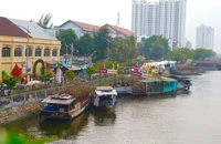 Chợ Hoa Xuân trên bến, dưới thuyền có không gian số