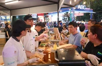 Ngắm tháp Eiffel làm từ bánh mì tại lễ hội quy mô lớn ở TP.HCM