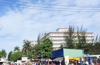Bệnh viện Đa khoa Trung ương Cần Thơ phát hiện hàng chục ca nhiễm COVID-19