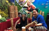Du khách thích thú với đàn Chapi, gốm Bàu Trúc của Ninh Thuận tại Cần Thơ