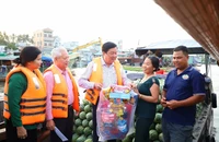 Cần Thơ: Trao tặng 400 phần quà tết cho tiểu thương chợ nổi Cái Răng