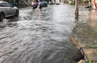 Mưa lớn đầu ngày, nhiều tuyến đường ở Cần Thơ lại ngập