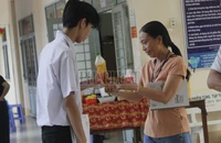 Những hình ảnh ấm áp của cán bộ phục vụ kỳ thi tốt nghiệp THPT ở Cần Thơ